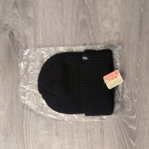 Free people cool down black beanie OS